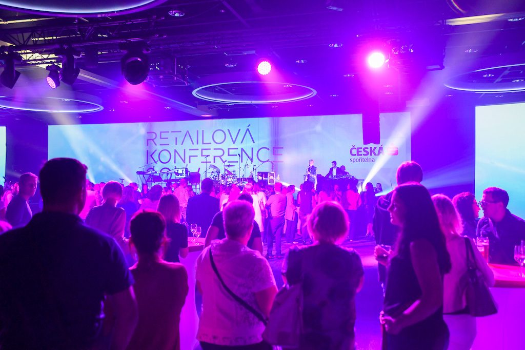 Hosté tančí na večírku konference České spořitelny, DJ a saxofonista BURYSAX