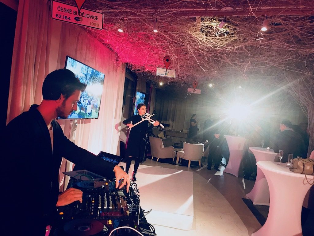 DJ a houslistka BURYSAX hrají na firemním eventu v Soho