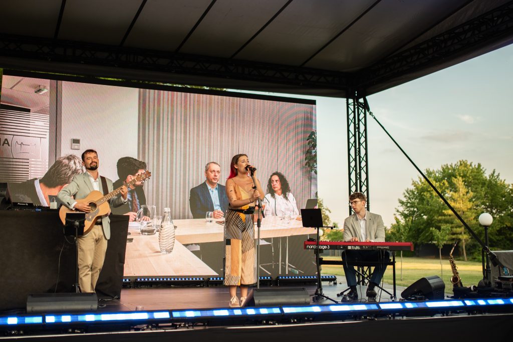 Živé vystoupení na pódiu firemní akce AHK Sommerfest 2026 v Bratislavě